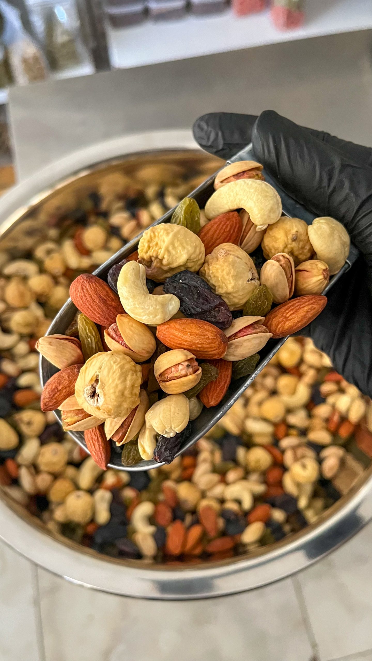 آجیل لوکس یلدا🍉 شامل: مغز بادام درختی، پسته، بادام هندی، انجیر خشک، مویز، کشمش سبز